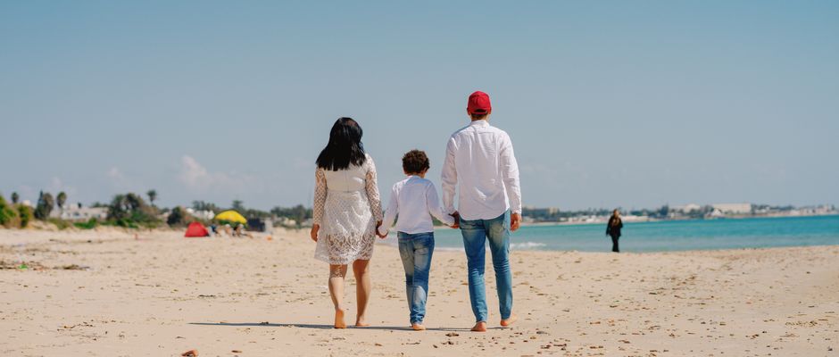 Una familia disfrutando de un día soleado en la playa en Nabeul, Túnez.