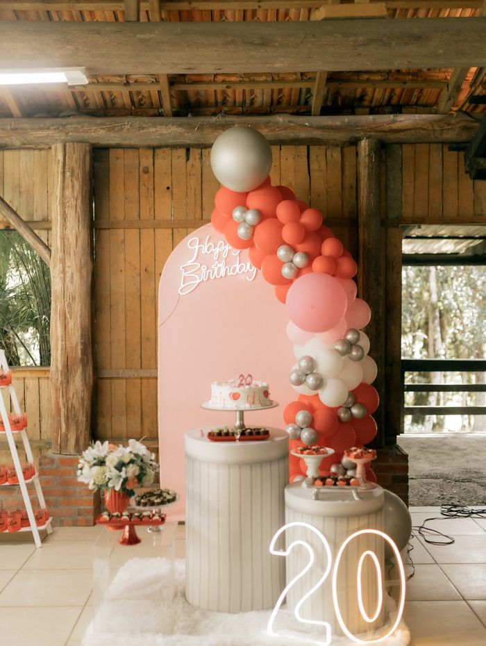 Elegant 20th birthday décor with balloons and cake
