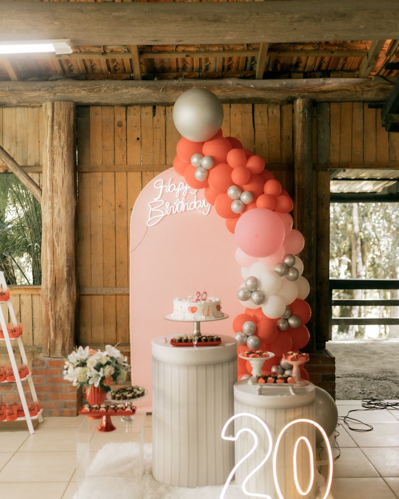 Elegant birthday décor with balloons and cake table