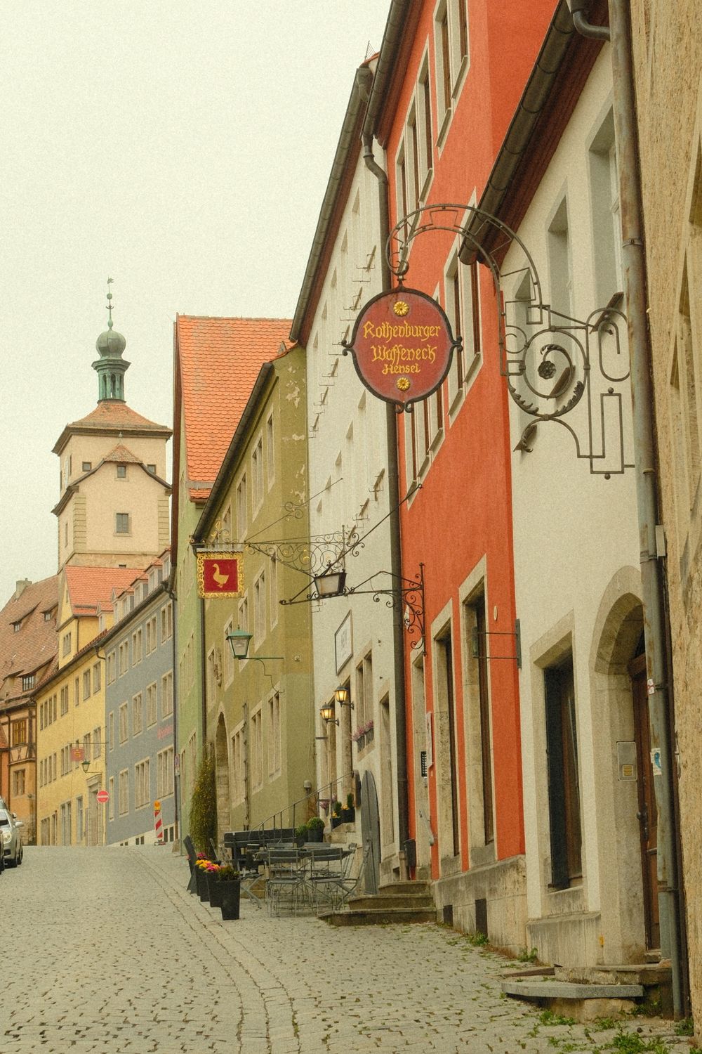Stradă pavată cu case colorate din lemn în Rothenburg ob der Tauber