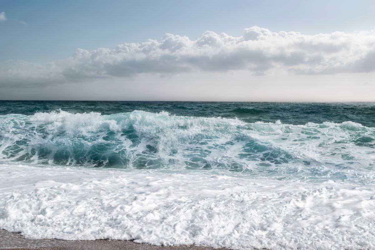 Ocean Waves Under Cloudy Sky Crashing on Shore · Free Stock Photo