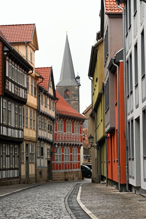 Free Captivating street view in Quedlinburg, Germany, showcasing colorful historic half-timbered houses. Stock Photo