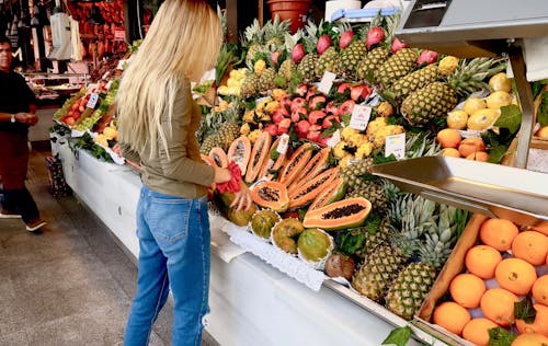 Foto stok gratis berbelanja, buah-buahan, kaum wanita