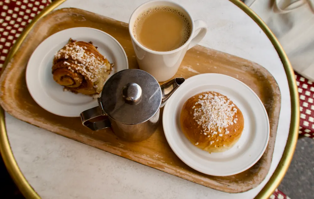 Cinnamon buns (skillingsboller) avec le café.