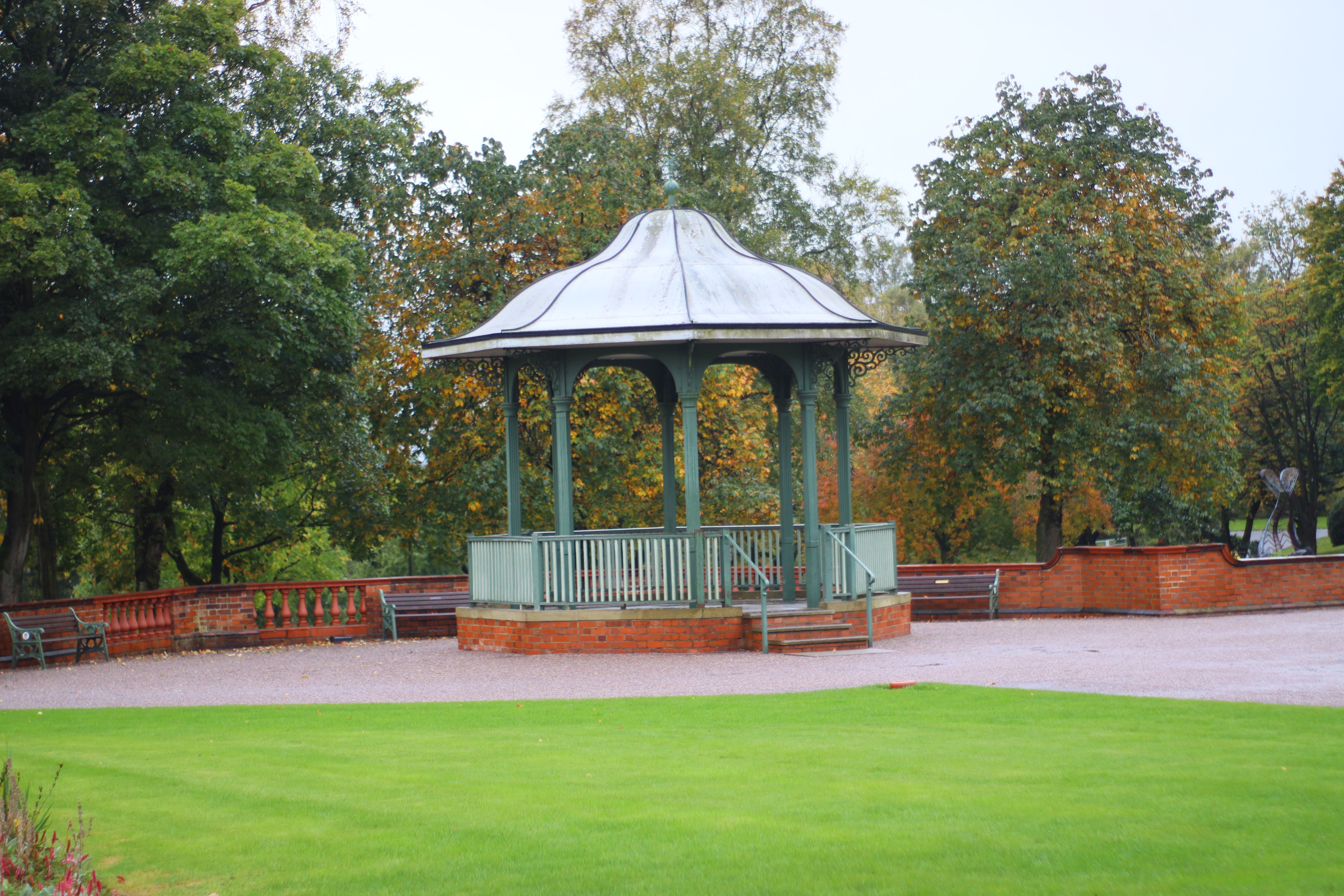 Serene Gazebo in Lush Park Setting · Free Stock Photo