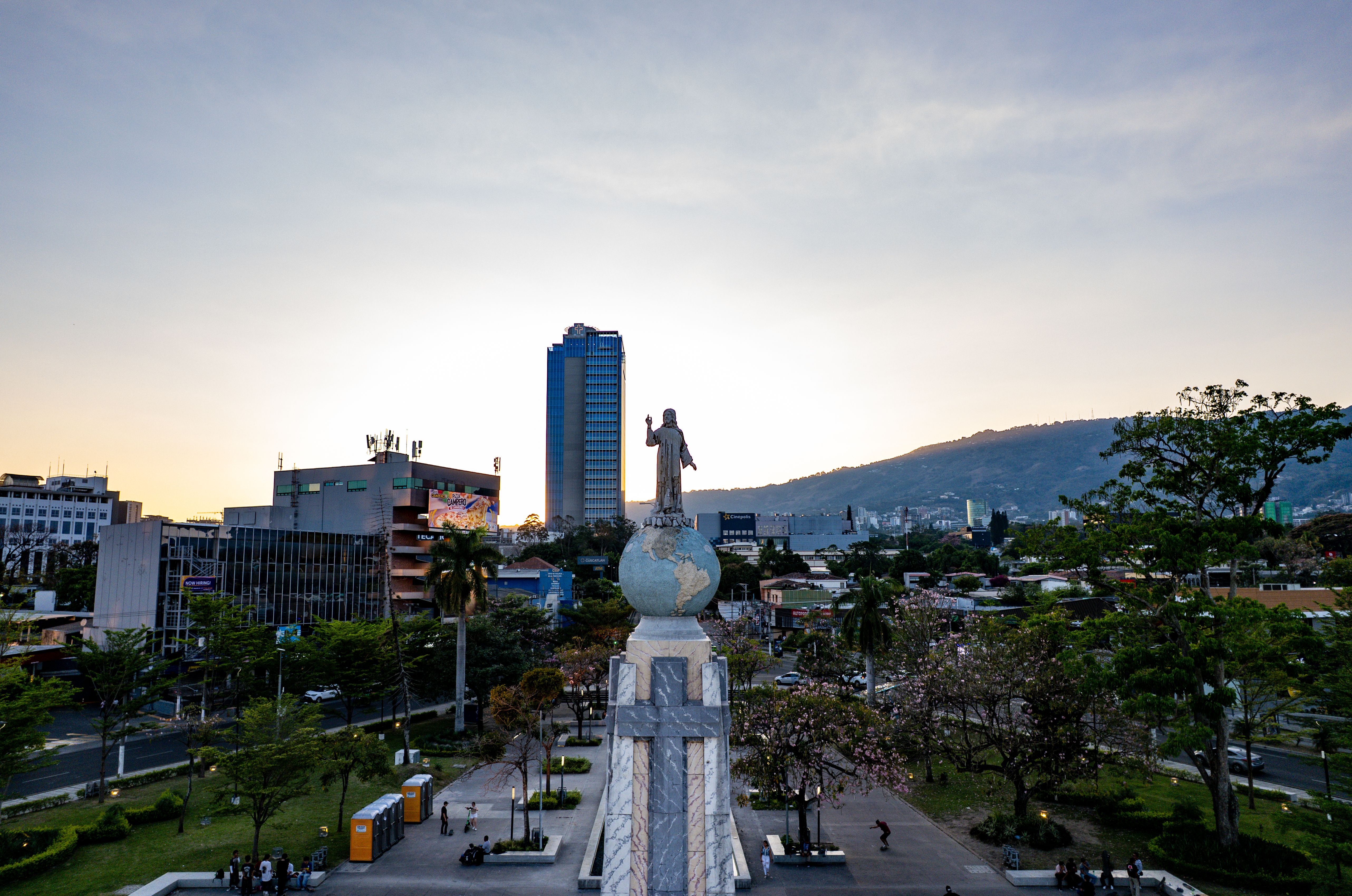Monumento El Salvador Del Mundo Em San Salvador · Foto profissional ...