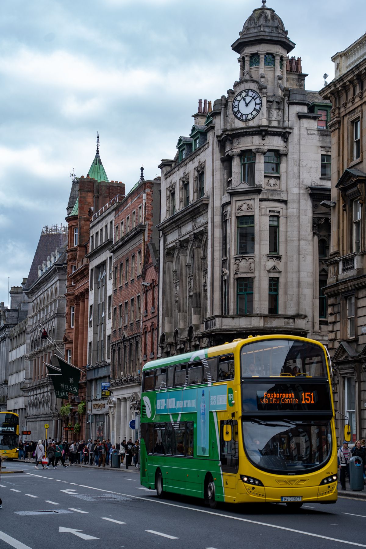 Dublin - autobuz cu etaj pe o stradă cu arhitectură istorică