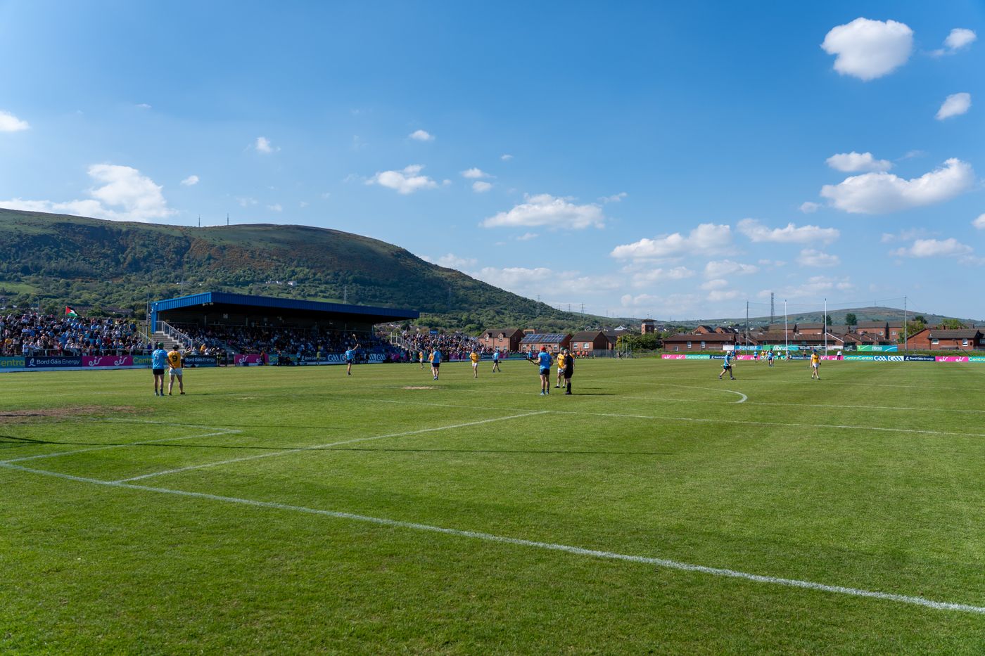 Match de football gaélique disputé en plein air en Irlande