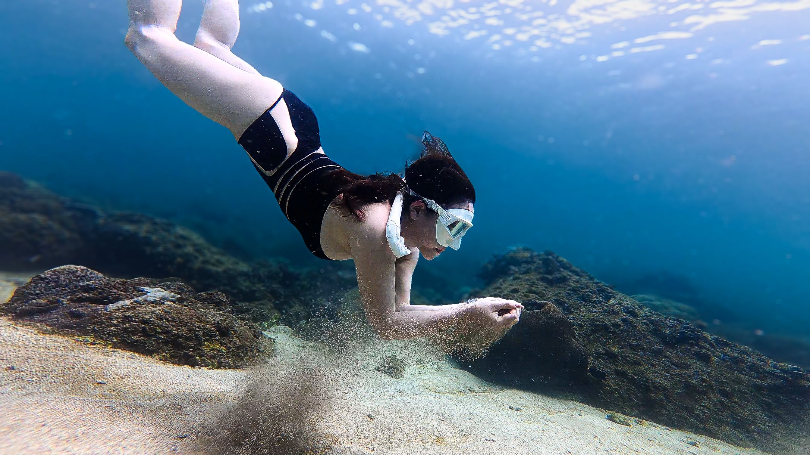 Schnorchler mit klarer Maske unter Wasser – so soll es sein