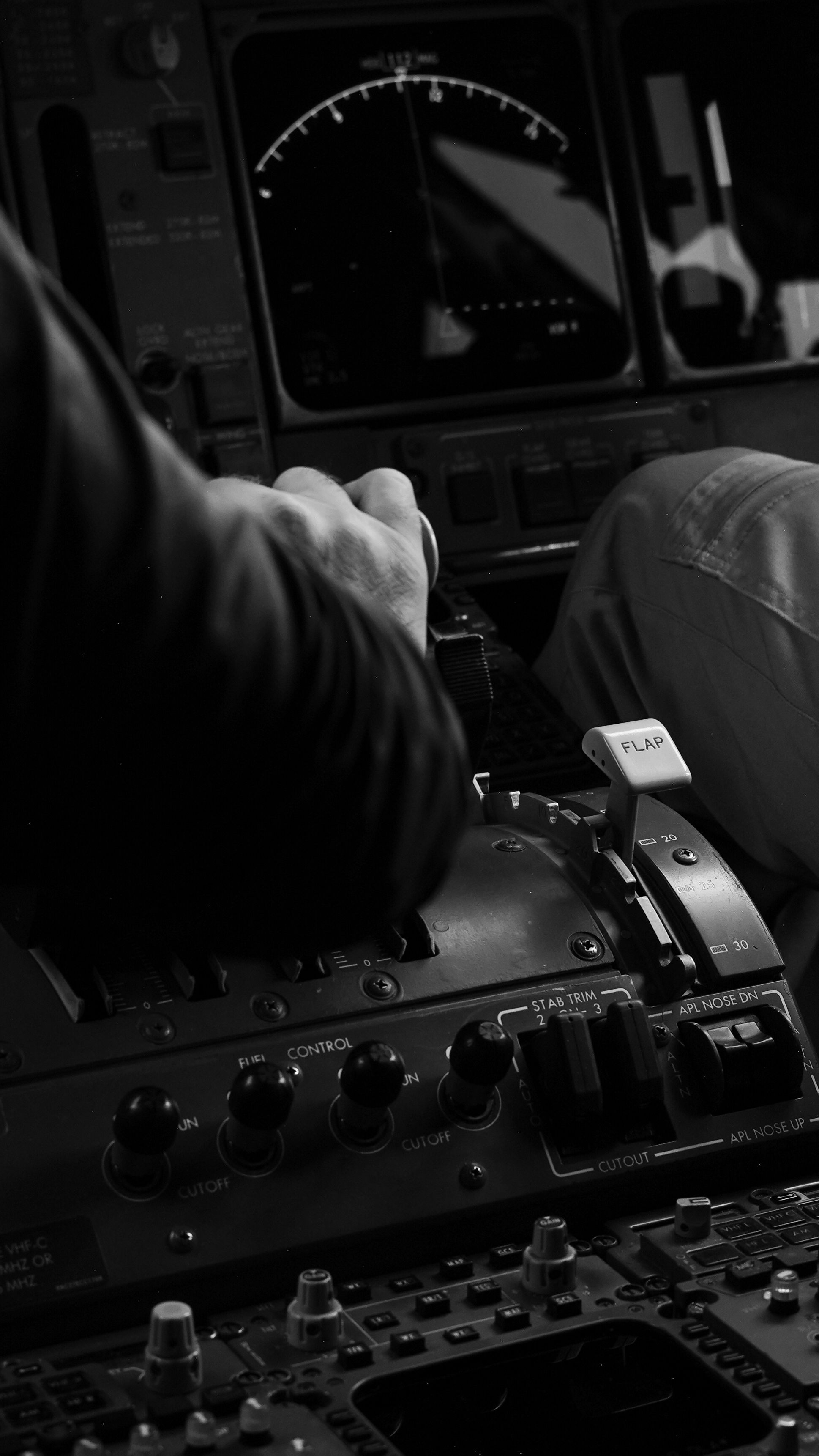 Panel De Control De La Cabina De Un Avión En Blanco Y Negro · Foto de ...
