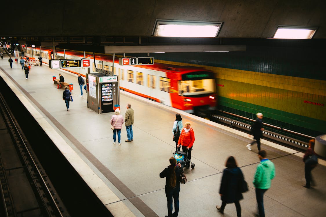 Mensen Lopen Op Treinstation