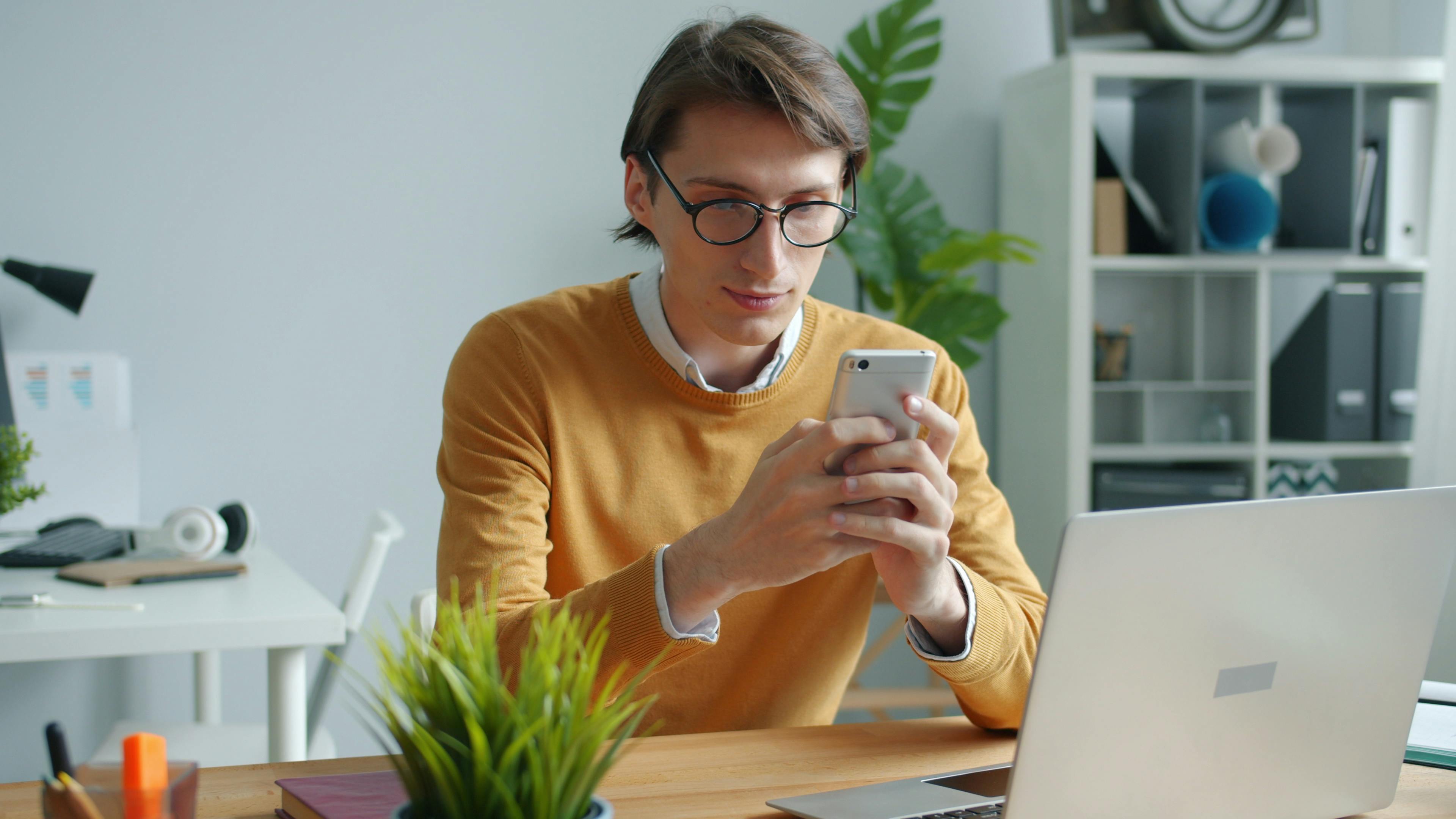 Remote Work Revolution: How Digital Nomads Are Redefining Luxury Travel — Photo by Vitaly Gariev on Pexels