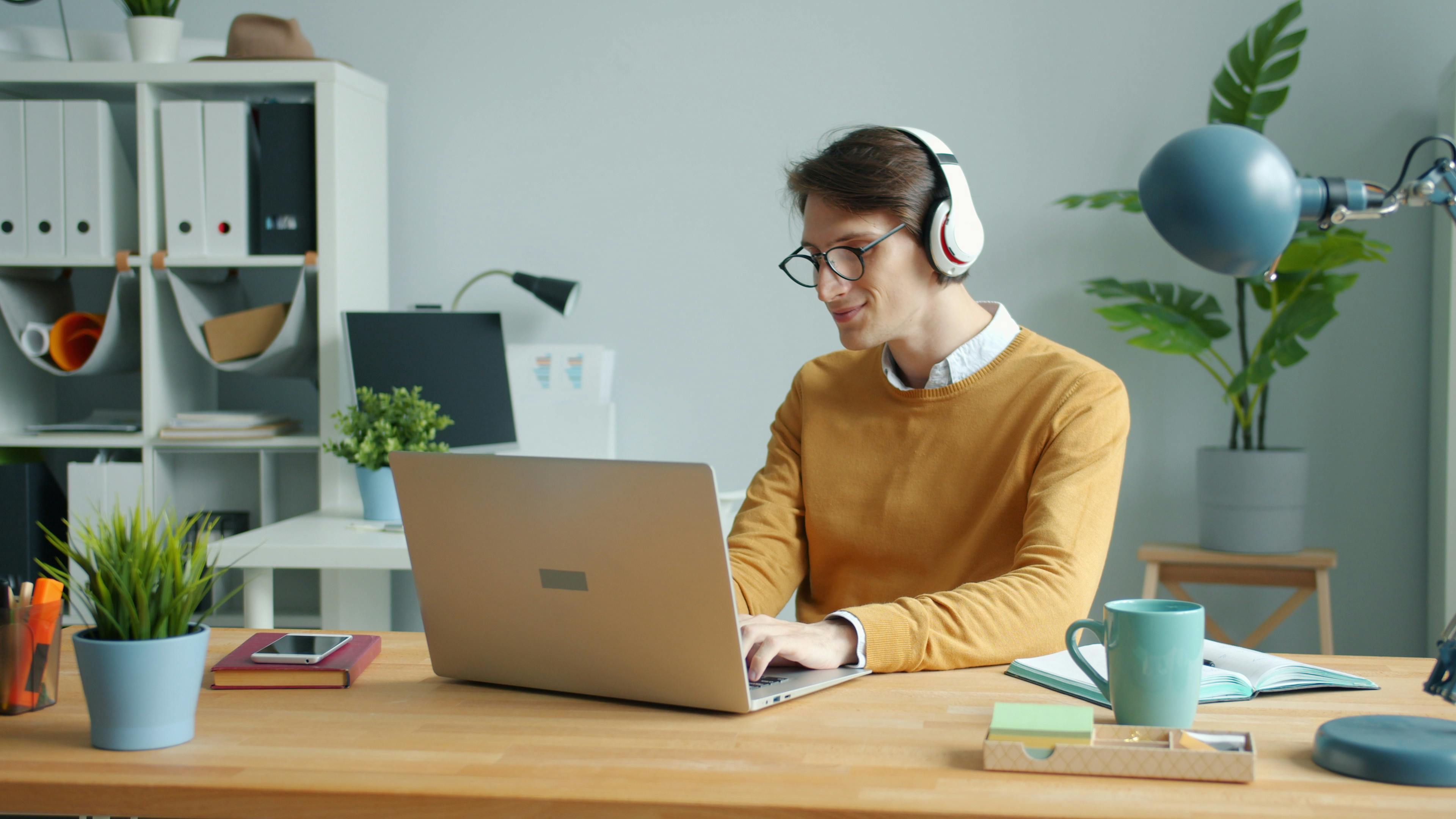 Remote Work Revolution: How Digital Nomads Are Redefining Luxury Travel — Photo by Vitaly Gariev on Pexels