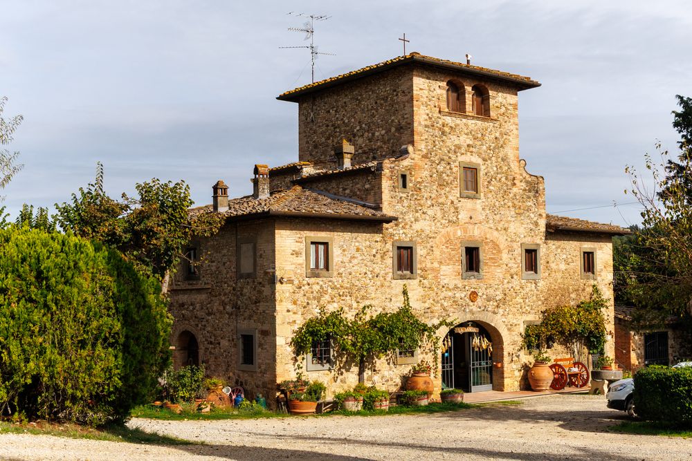 Casă rustică din piatră cu obloane, tipică pentru un agroturism din Toscana