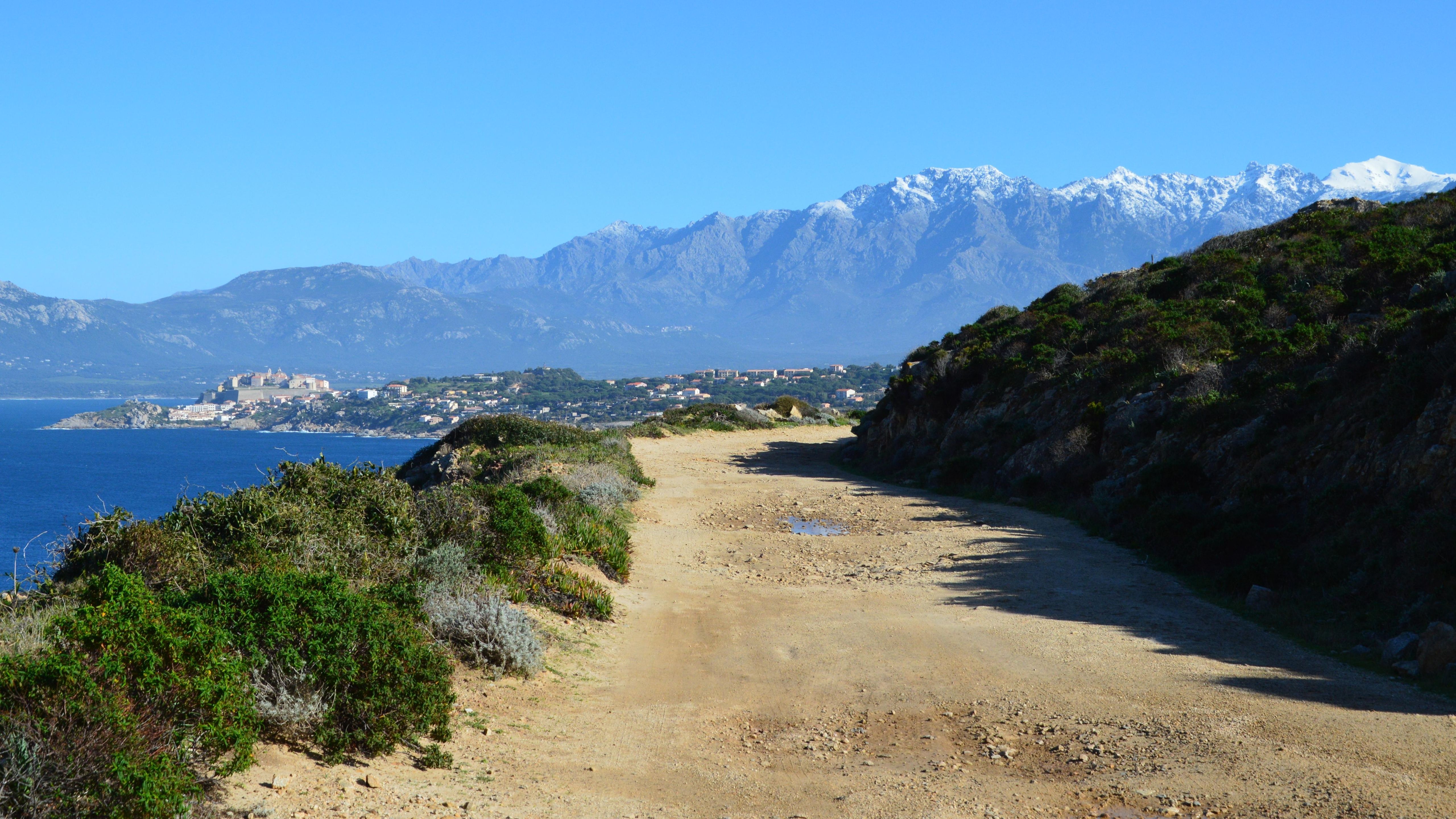 Randonnées secrètes et panoramas uniques en Balagne : l’art de marcher en terre corse