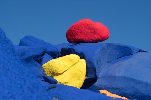 黃色和紅色的石頭，在藍色的岩石上