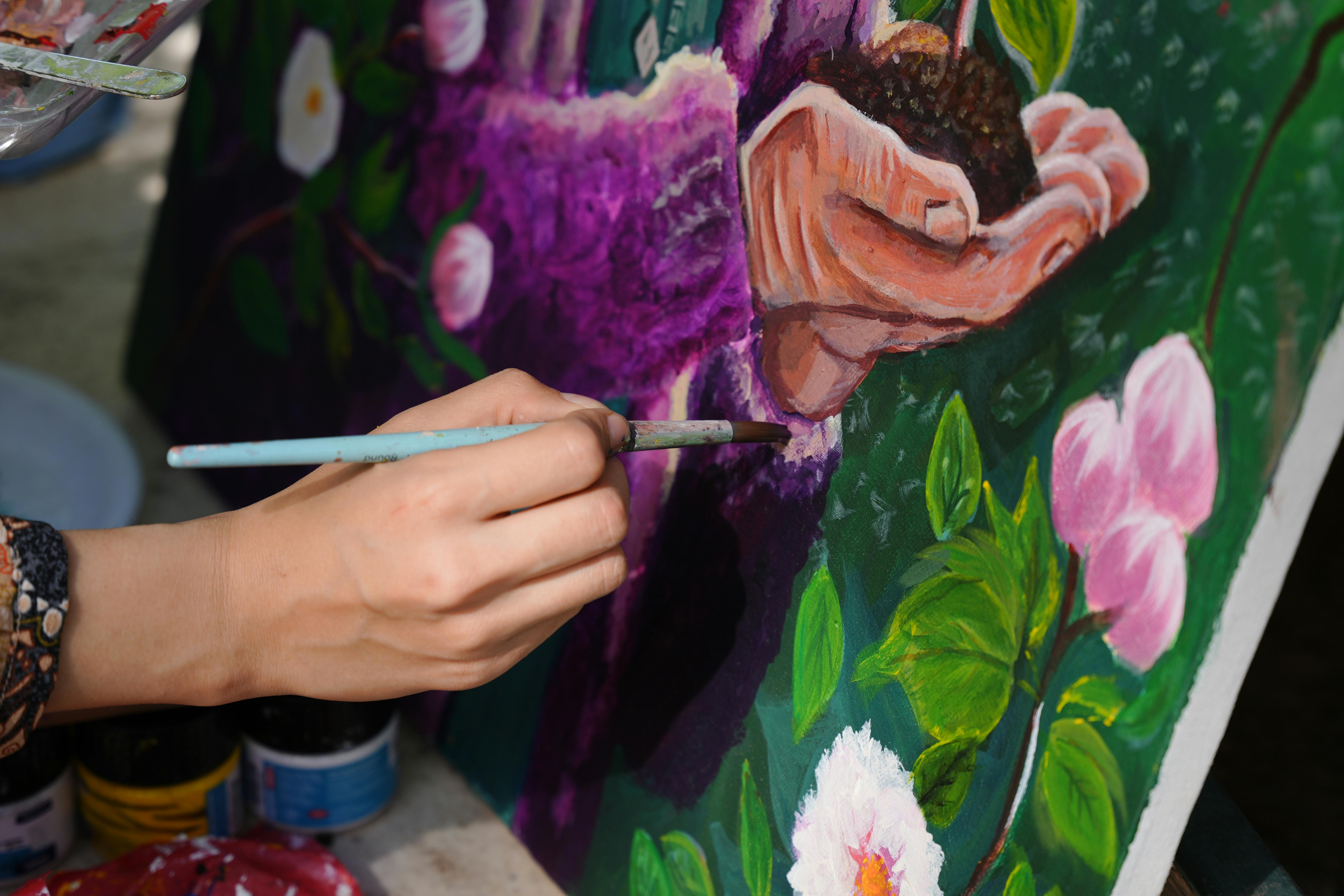 Gros plan sur une œuvre d'art colorée peinte à la main, ornée de fleurs, à Damas, en Syrie.