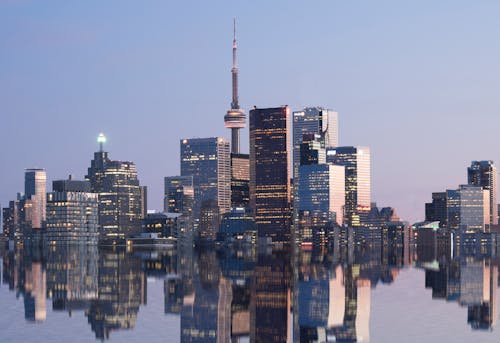 Skyline Der Stadt In Der Nähe Des Gewässers Während Der Nacht