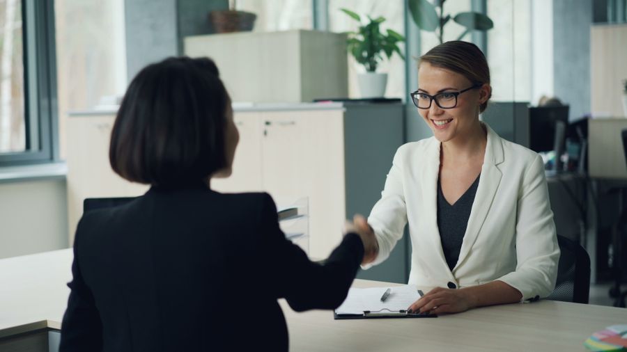 Chargé de recrutement en entretien avec un candidat