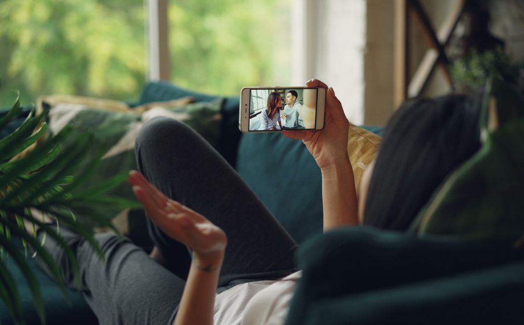Online dating: starting a conversation on a niche platform