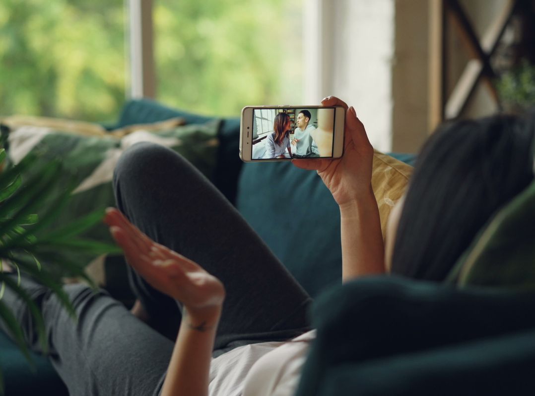 Online dating: starting a conversation on a niche platform