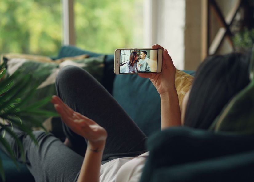 Online dating: starting a conversation on a niche platform