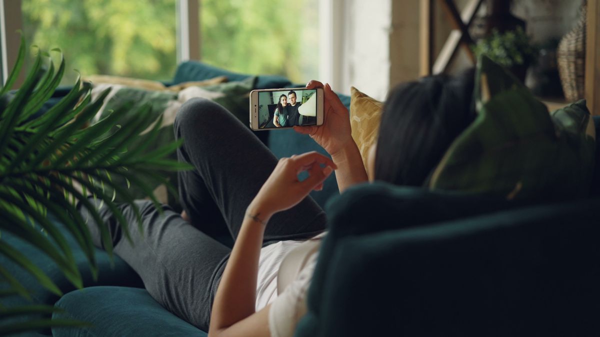 スマートフォンで動画を見るイメージ