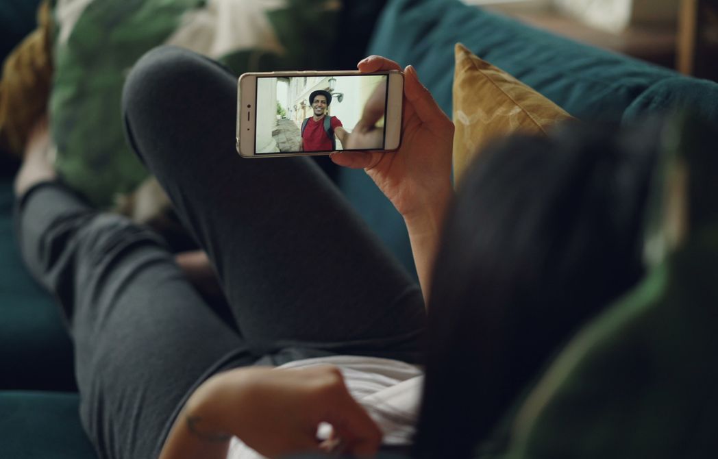 Online dating: starting a conversation on a niche platform