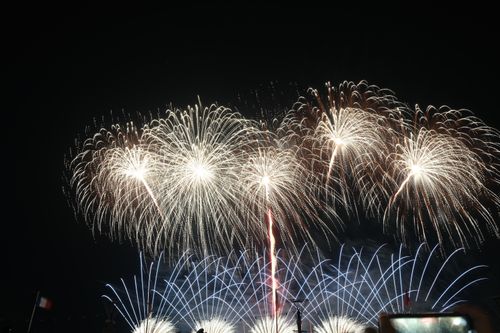 Free Vibrant fireworks light up the night sky with a spectacular display of colors and patterns. Stock Photo