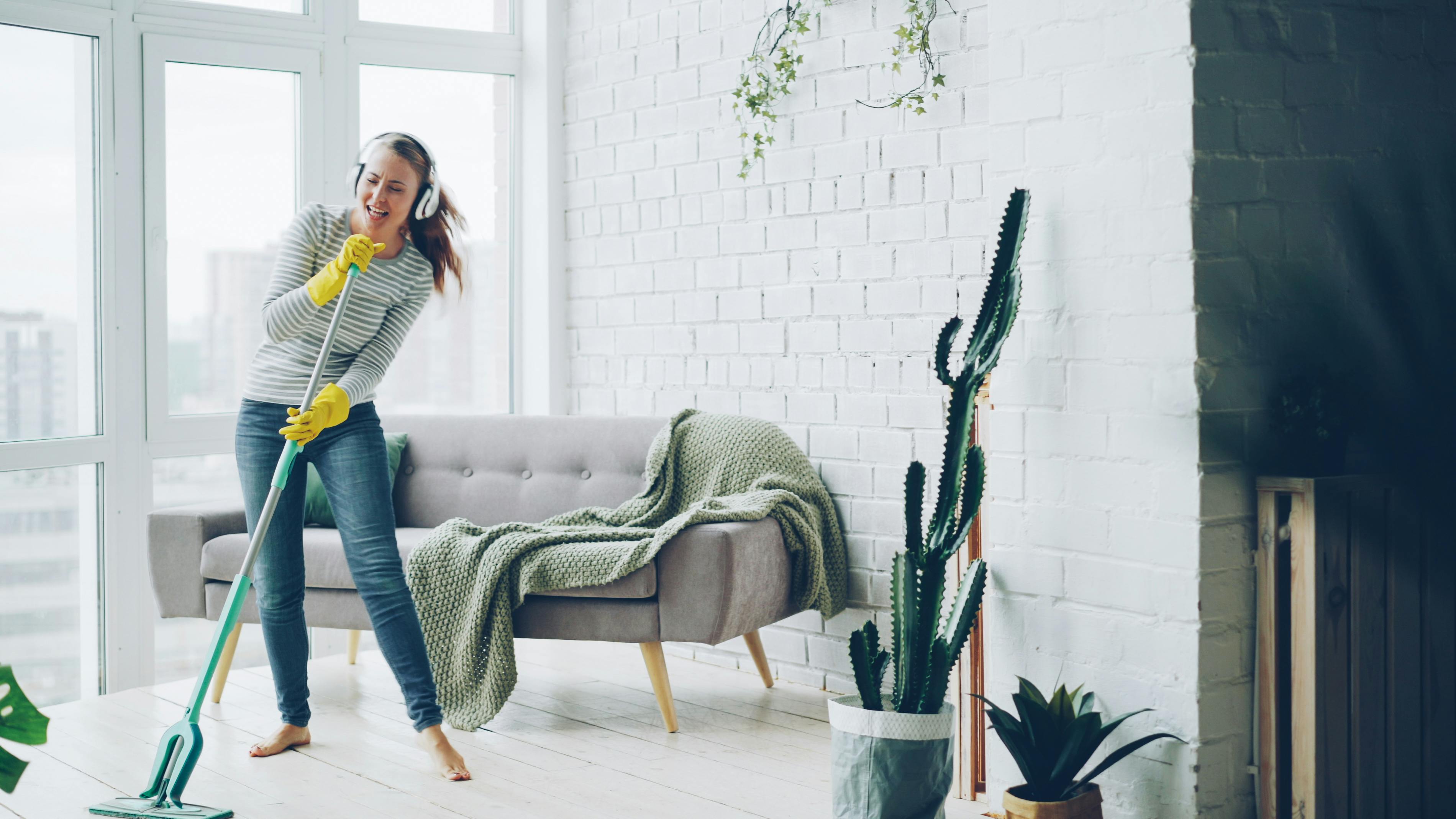 Learn expert spring cleaning tips to declutter your closet, kitchen and mudroom — Photo by Vitaly Gariev on Pexels