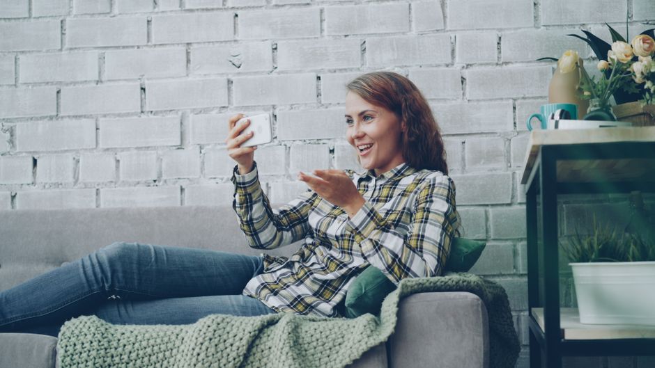 Enhancing Player Interaction: Live Chat Features and Dealer Engagement