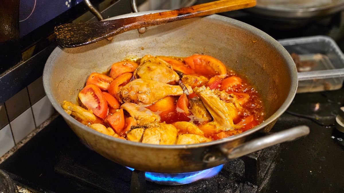 토마토를 넣고 냄비에서 뭉근하게 끓이는 토마토요리