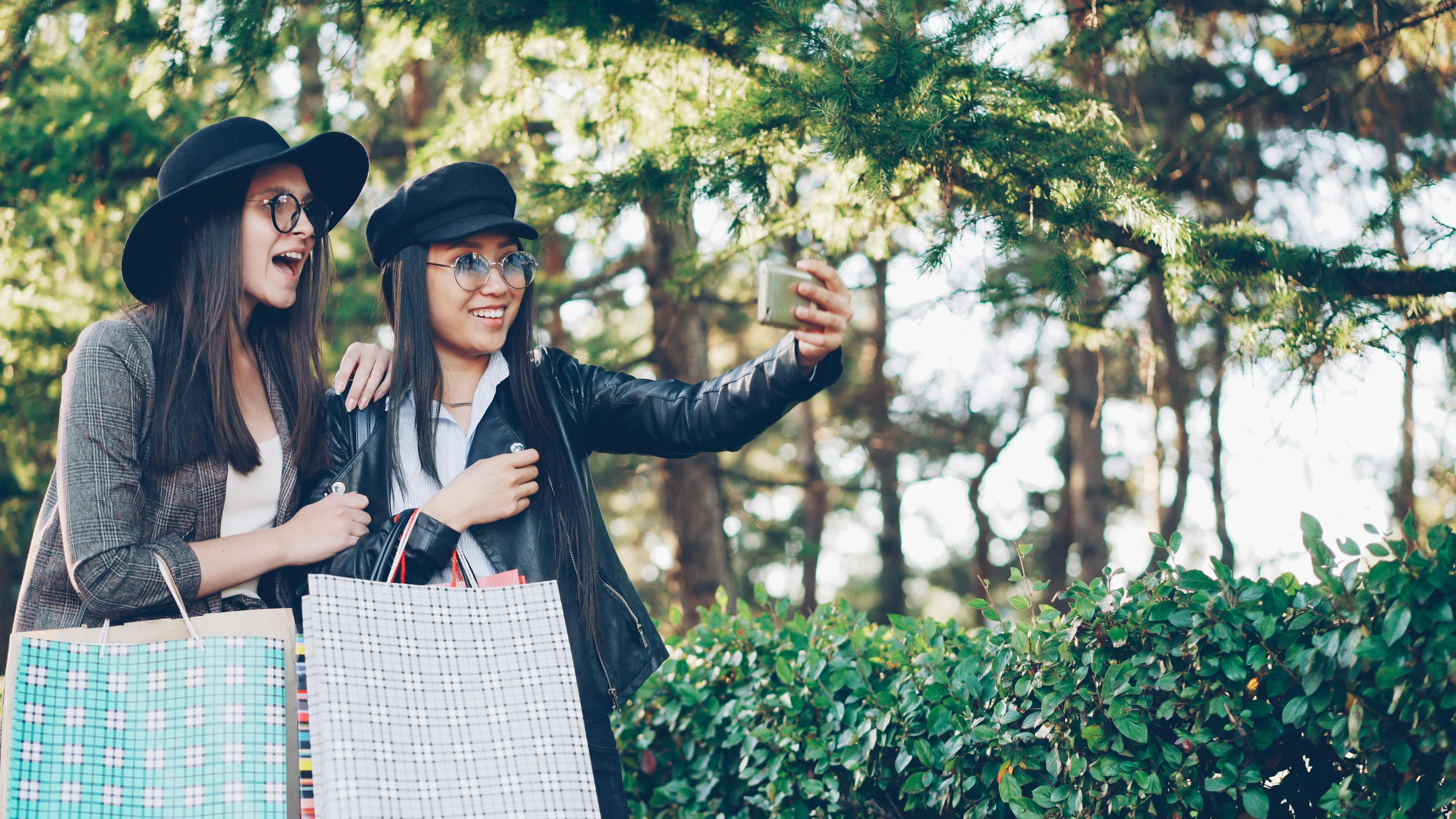 general lifestyle shop phone number — Photo by Vitaly Gariev on Pexels