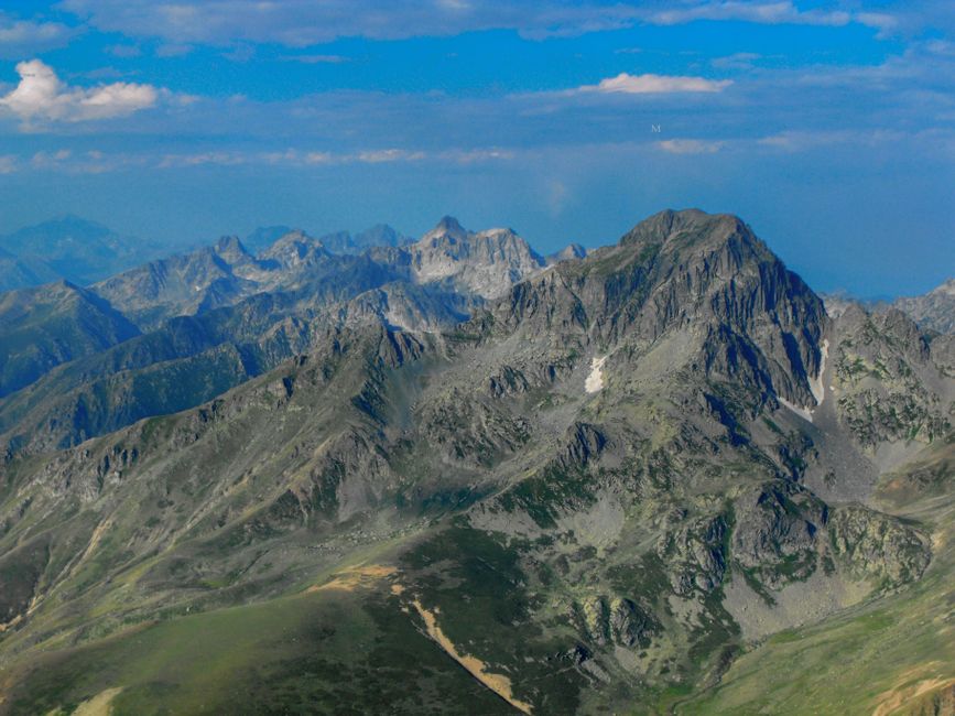 A stunning view of a rugged mountain range in Fındıklı, Rize, Turkey on a clear day.