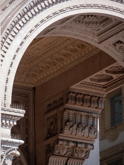Fotomural Diseño intrincado de arco arquitectónico con tallas elaboradas y detalles clásicos.