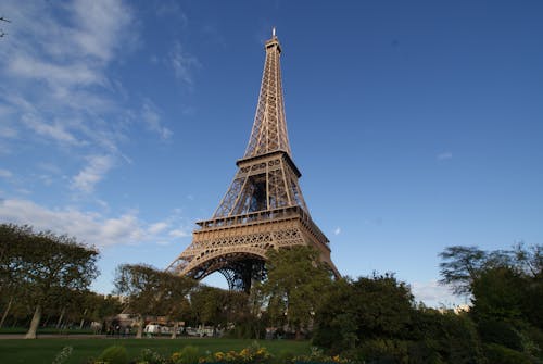 푸른 하늘 아래 에펠 탑