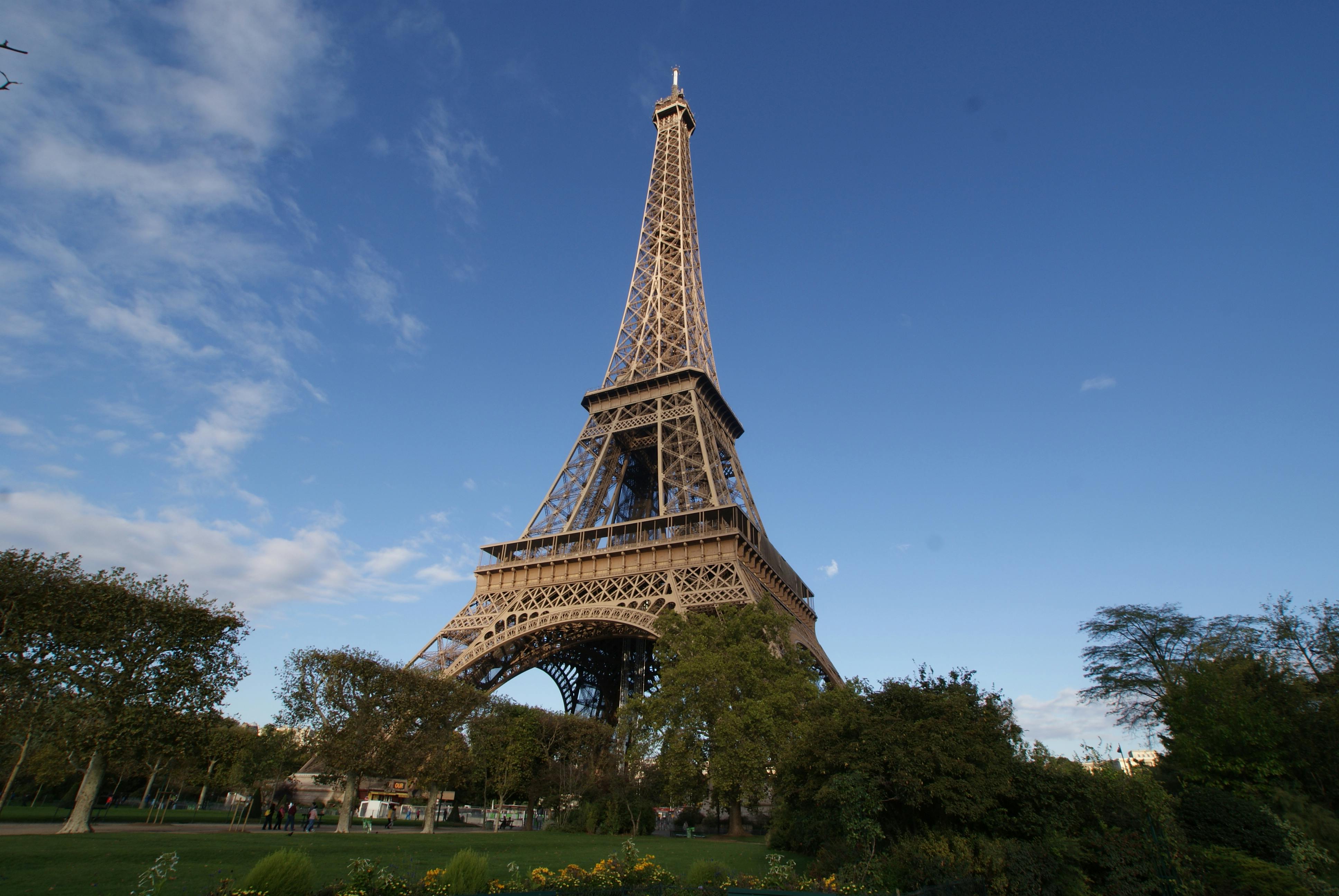 Torre Eiffel Bajo El Cielo Azul · Fotos de stock gratuitas