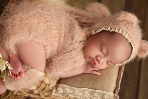 Free Adorable newborn baby peacefully sleeping in a fuzzy bear costume, showcasing innocence and tranquility. Stock Photo