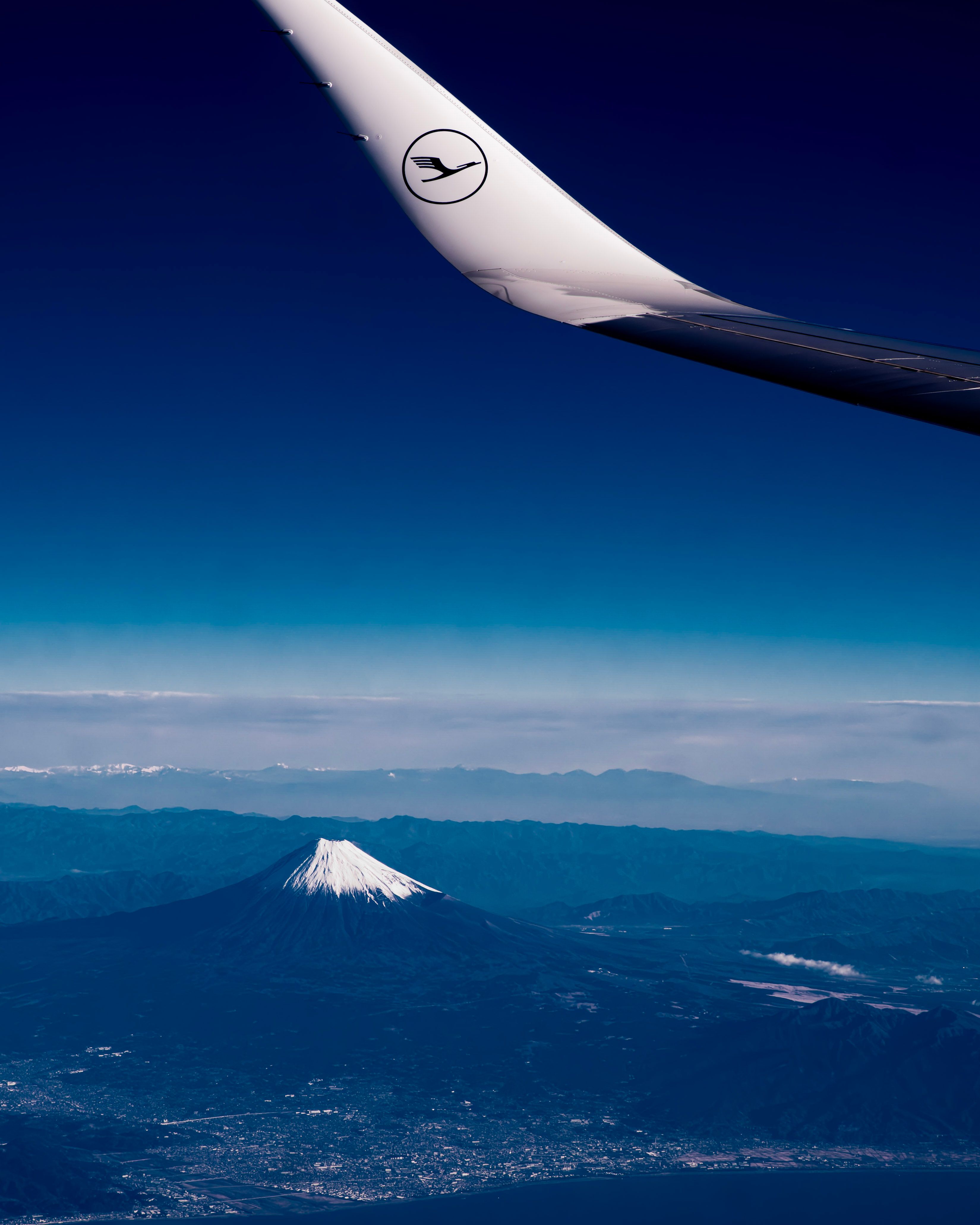 Gratis Fantastisk luftfoto af Mount Fuji taget under en flyvinge under en dagflyvning. Lagerfoto