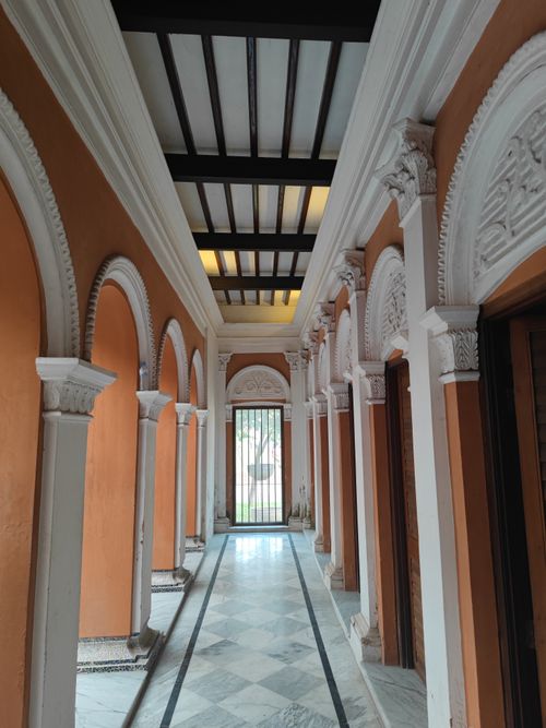 Free A beautifully designed corridor with classical arches and marble flooring, perfect for luxury interiors. Stock Photo