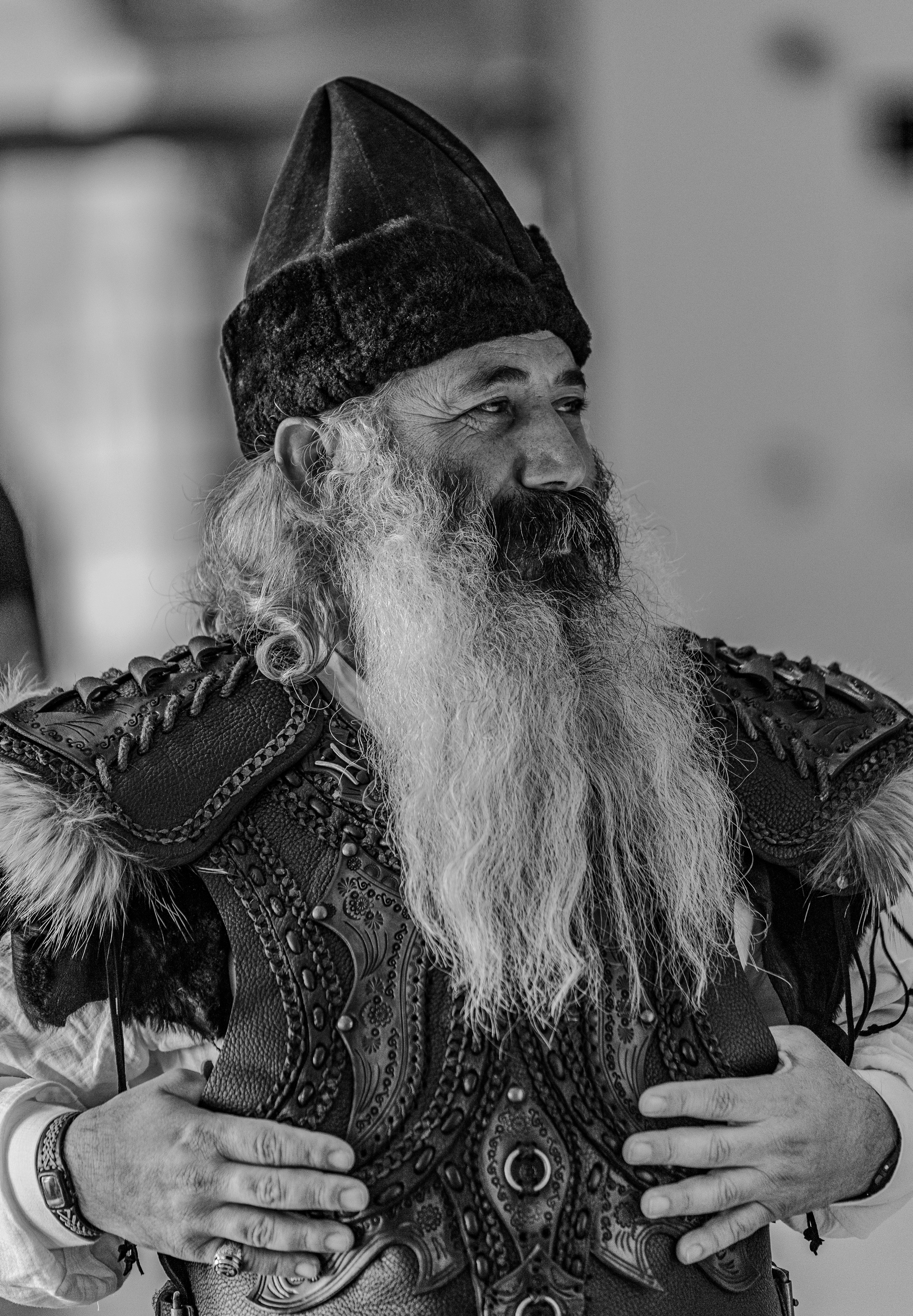 Black and white portrait of an elderly man in historical Turkish clothing, captured in Kayseri, Türkiye.