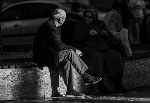 Free Black and white portrait of two senior adults chatting on a bench in Kayseri, Türkiye. Stock Photo
