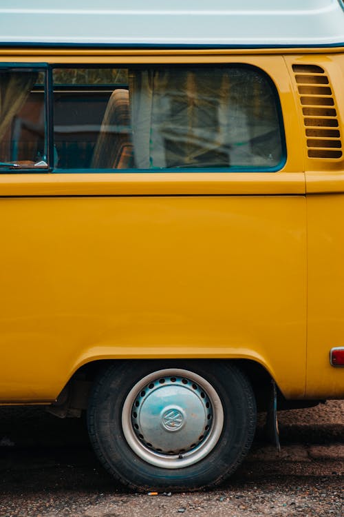 Voiture Jaune Garée Sur La Chaussée Grise