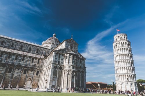 Free Capture of the famous Leaning Tower of Pisa with vibrant blue skies. Ideal for travel photography. Stock Photo
