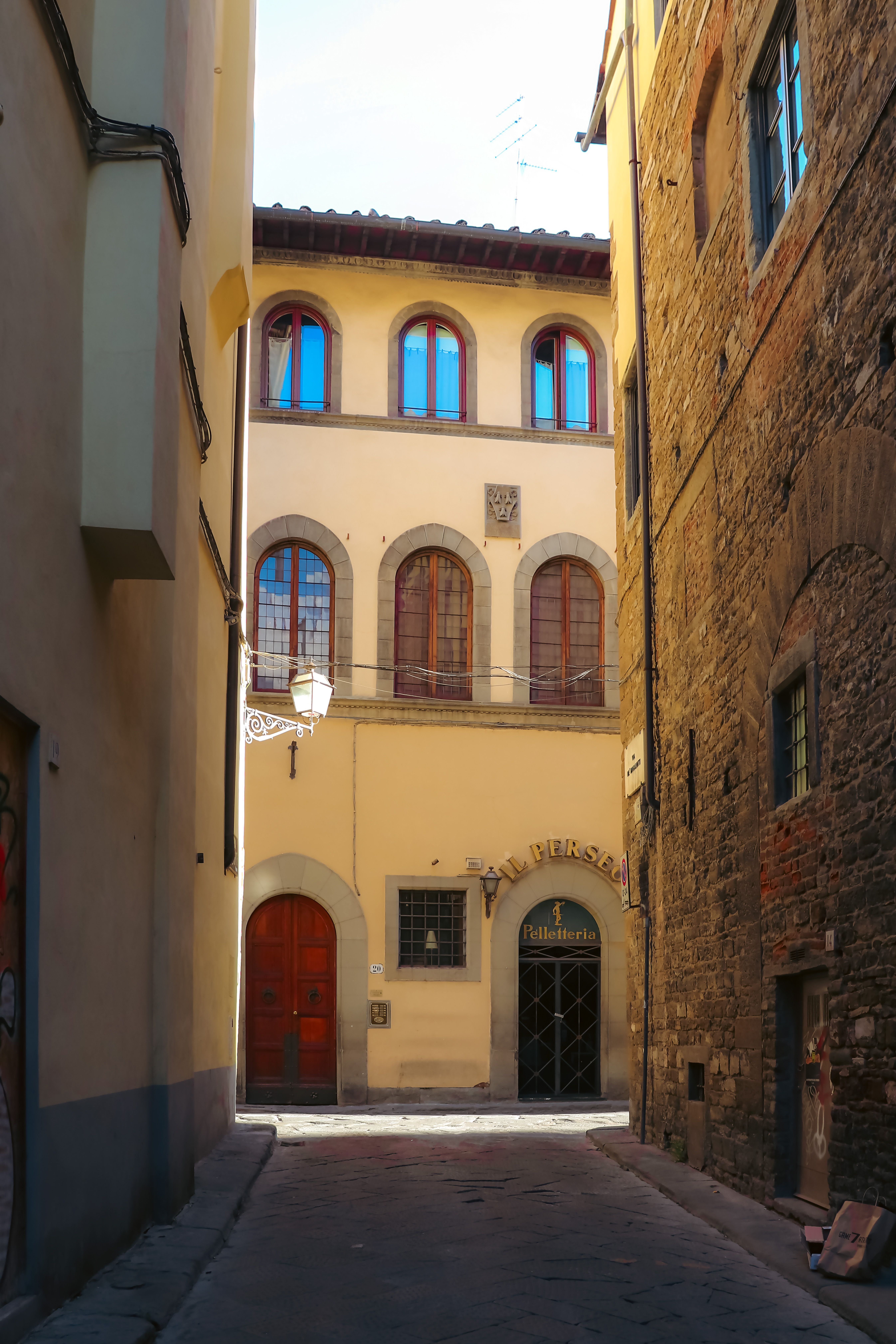 Charming Narrow Street in Historic European City · Free Stock Photo
