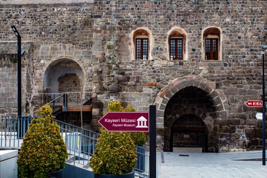 Kayseri'ye özgü közde pişmiş sucuk ve pastırma dilimleri
