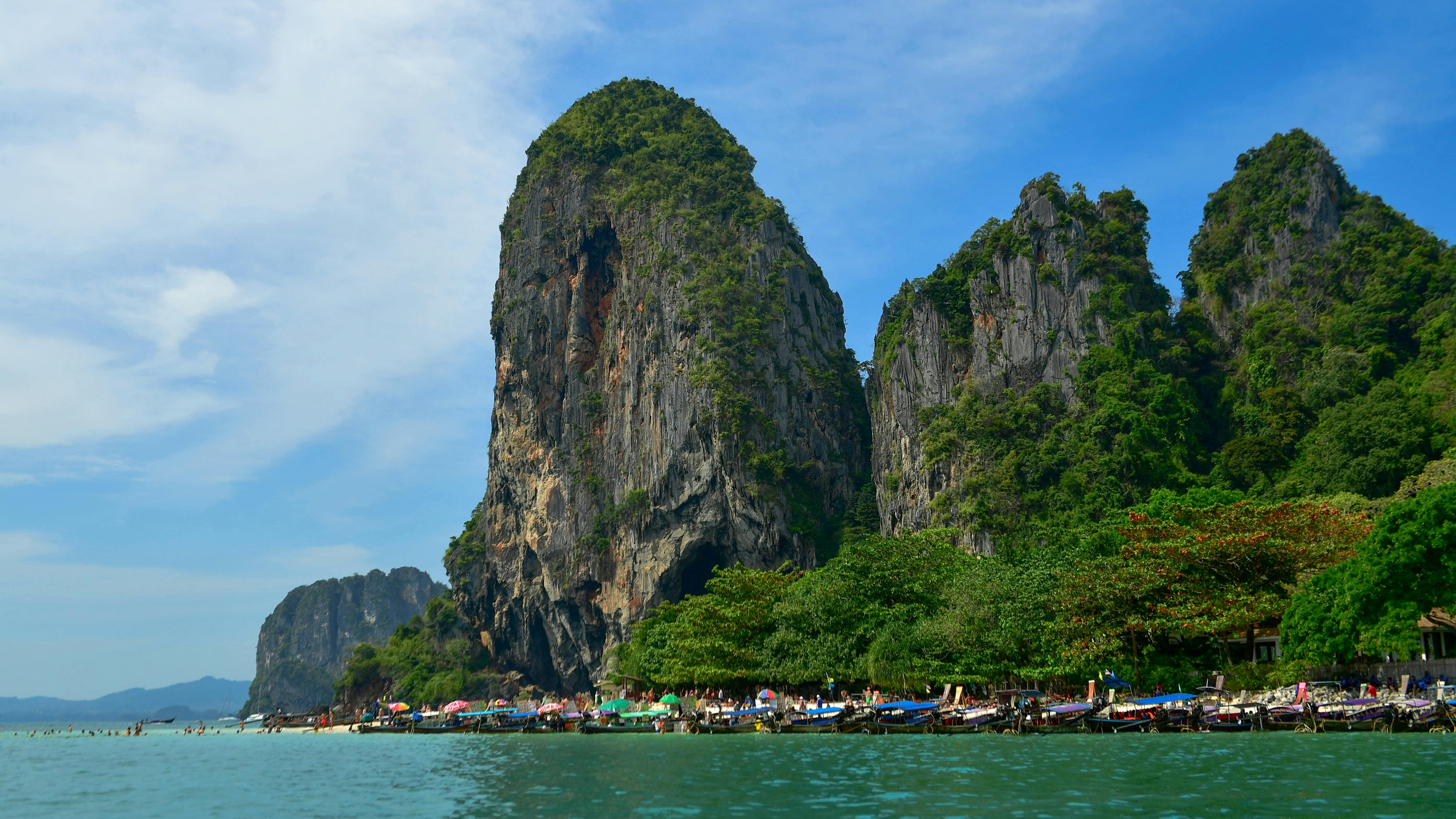 How to Pack for Vesak Day Travel Across Asia: Thailand 35°C vs Nepal 18°C Weather