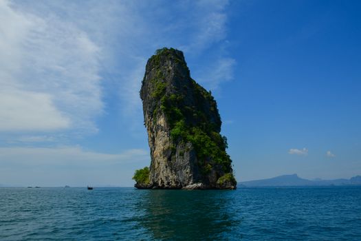 Discover the breathtaking limestone cliffs and turquoise waters of Krabi, Thailand, a true tropical paradise.