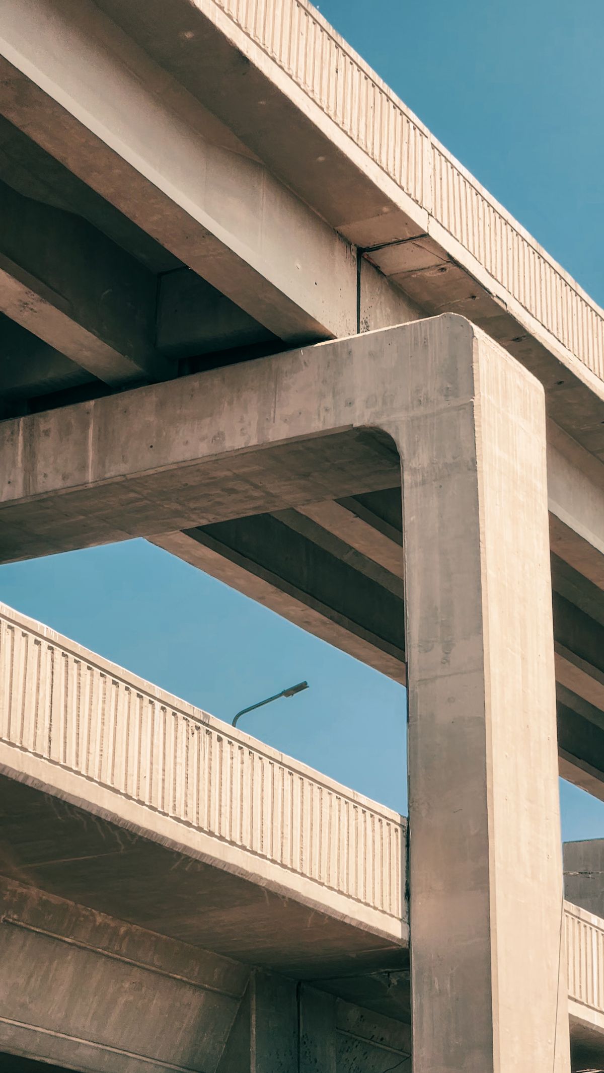 Viaduc en béton se détachant sur un ciel bleu – échange avec nos ingénieurs