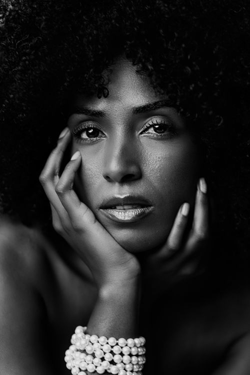 Free Captivating black and white portrait with expressive gaze and elegant pose. Stock Photo